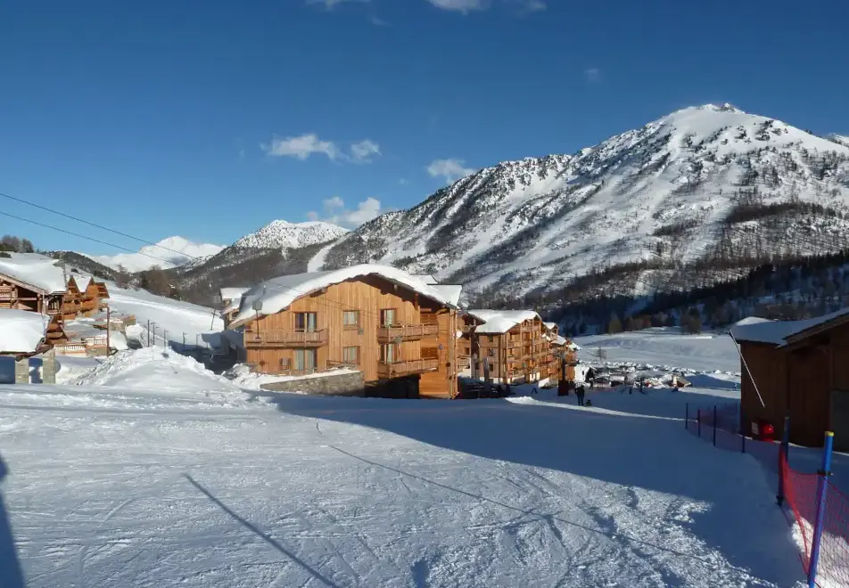 Chalet des Dolines, Montgenevre (self catered apartments) - Right on the slopes