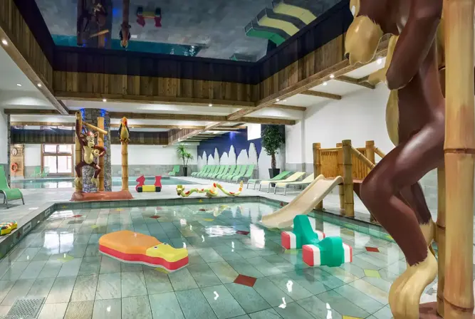Kalinda-Tignes 1800-Kids pool.webp