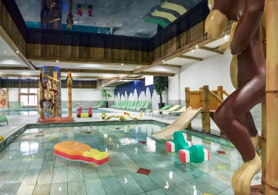 Kalinda-Tignes 1800-Kids pool.webp