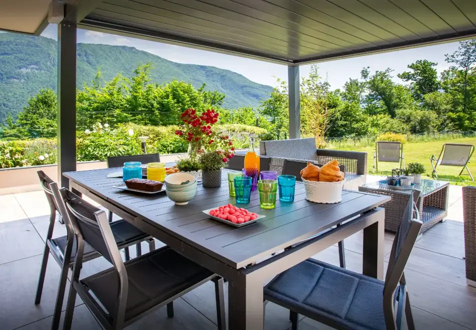 Chalet Lomatika, Lake Annecy (self catered chalet) - Covered seating area