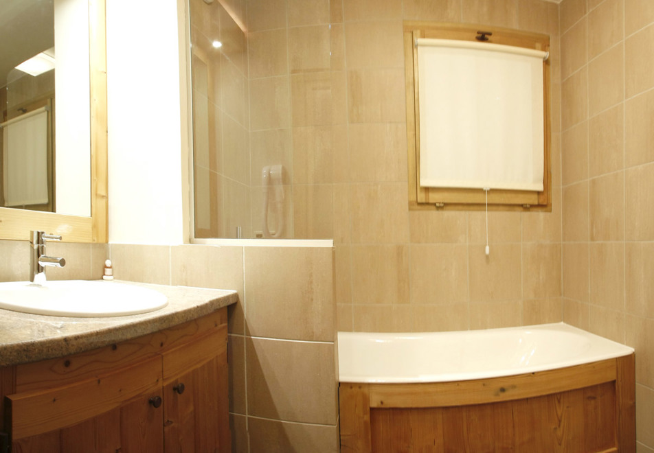 Goleon Val Ecrin, Les 2 Alpes (self catered apartments) - Bathroom