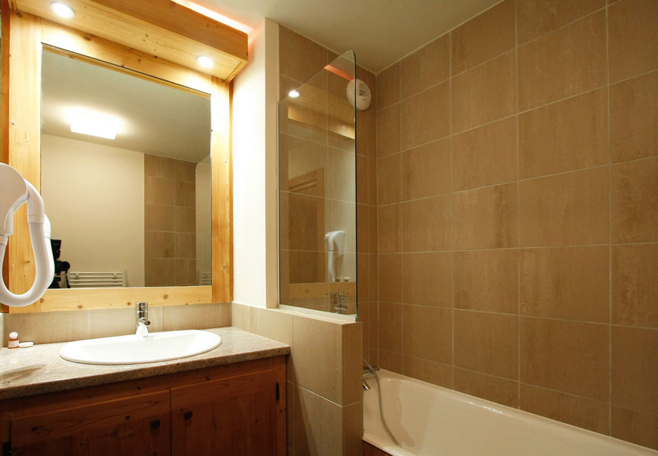 Goleon Val Ecrin, Les 2 Alpes (self catered apartments) - Bathroom