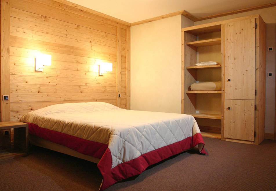 Le Cortina, Les 2 Alpes (self catered apartments) - Double bedroom