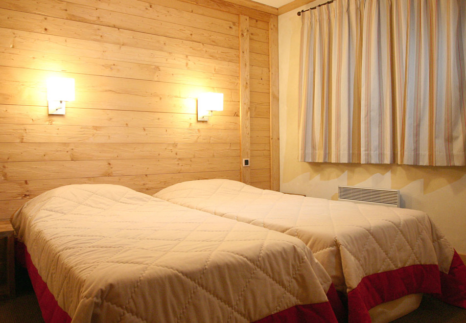 Le Cortina, Les 2 Alpes (self catered apartments) - Twin bedroom