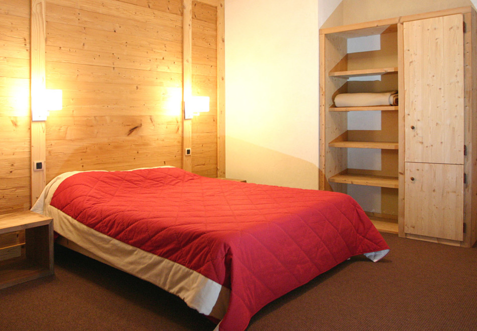 Le Cortina, Les 2 Alpes (self catered apartments) - Double bedroom