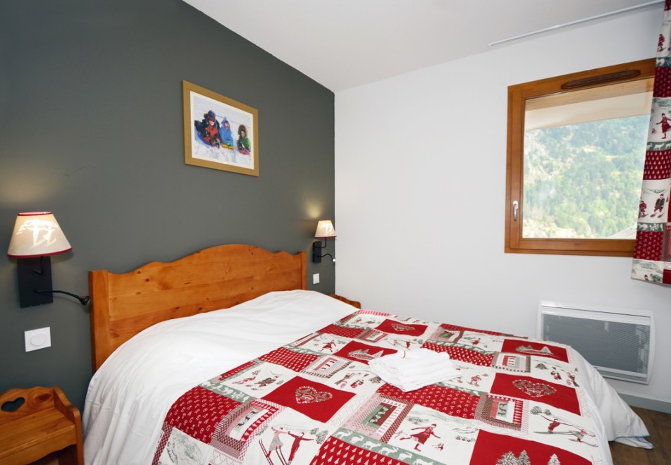 Le Crystal Blanc, Vaujany (self catered apartments) - Double bedroom
