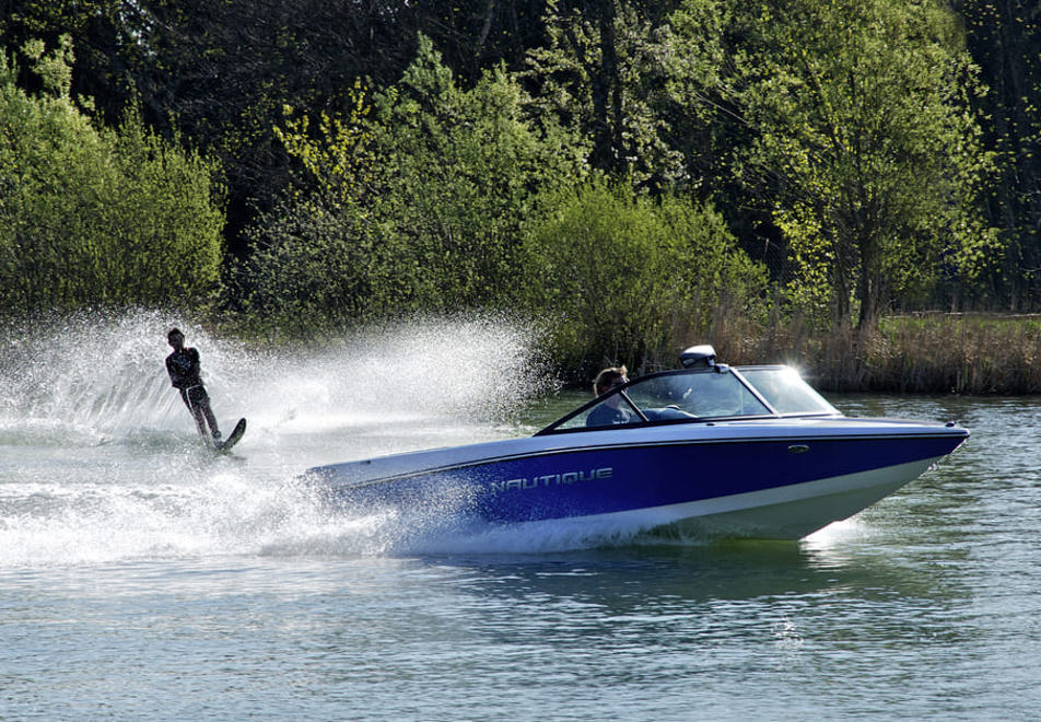Jiva Hill Resort, Jura (hotel) - Water skiing in summer