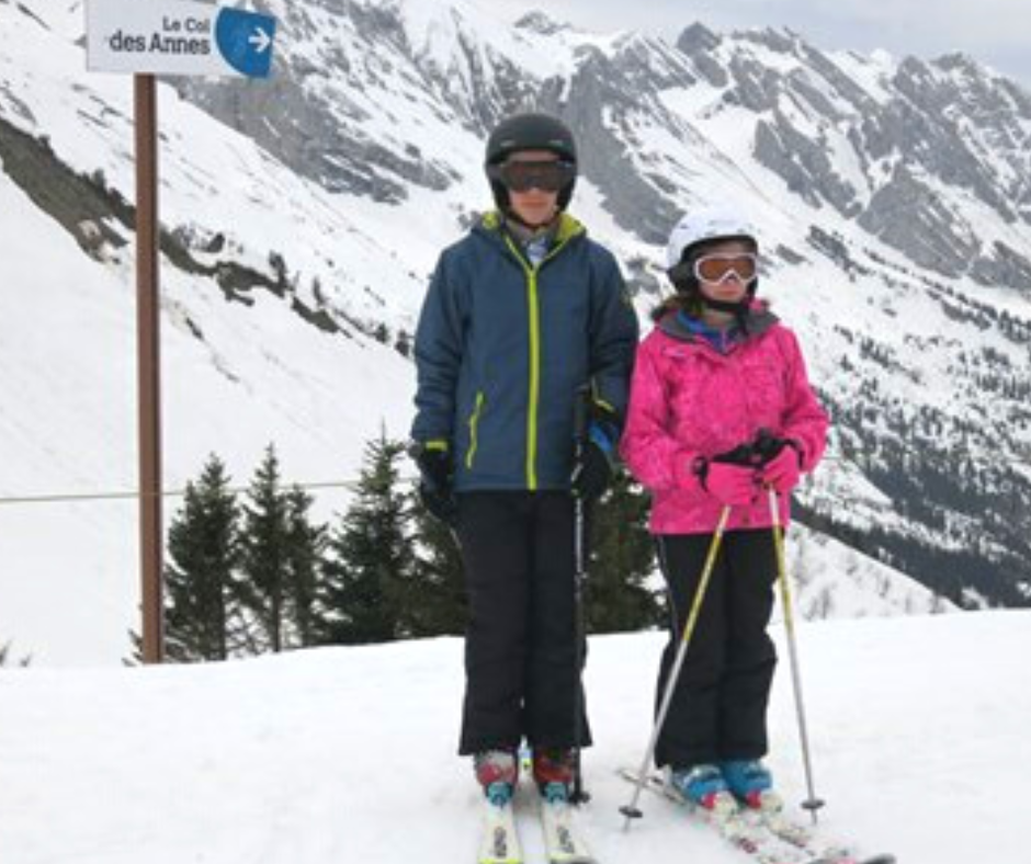 Family skiing in Le Grand Bornand (1).png