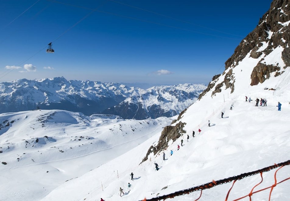Alpe d'Huez Ski Resort (©Laurent-Salino) - Tunnel run