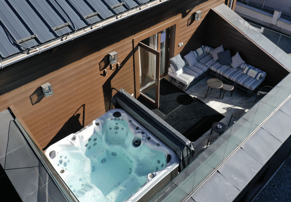 Chalet Whymper, Chamonix (Catered Chalet) - Outdoor terrace and hot tub