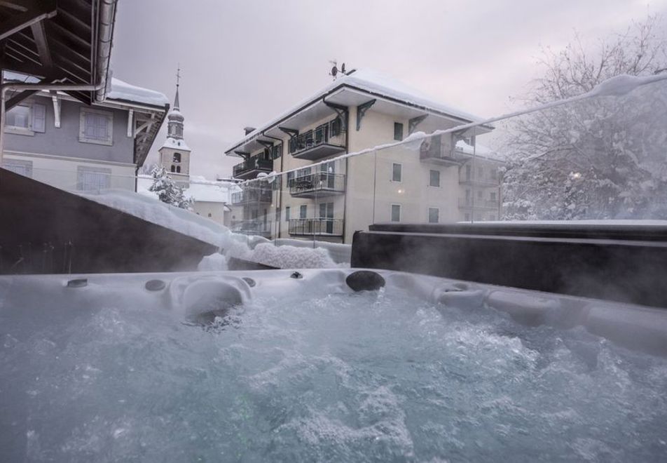 Chalet Whymper, Chamonix (Catered Chalet) (©Chamonix TO) - Outdoor hot tub