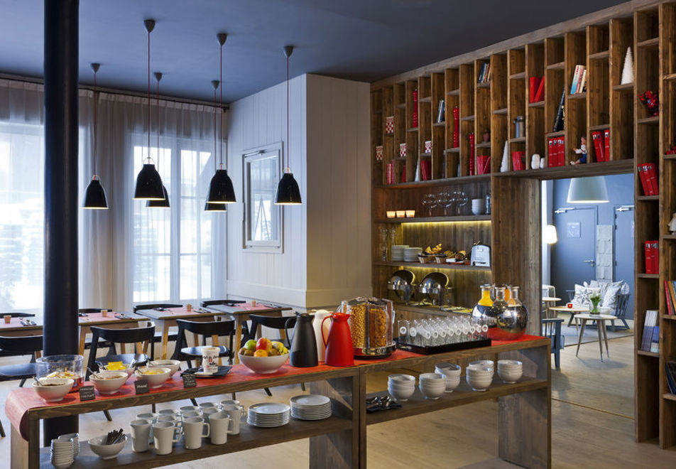 Le Faucigny, Chamonix (Hotel) - Breakfast setup