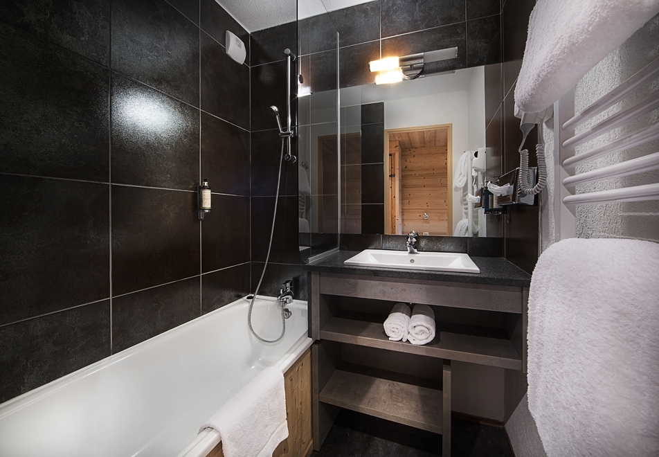 Alpen Roc, La Clusaz (hotel) - Typical Bathroom
