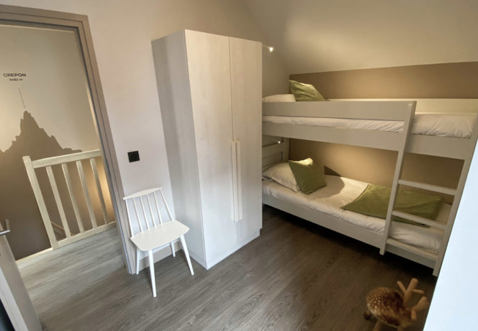 Le Genepy, Chamonix (Self Catered Apartments) - 2 bed 6