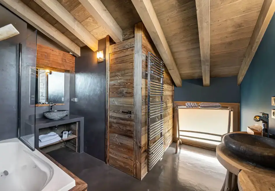 Le Chalet Martine, St Martin de Belleville (catered chalet) - Ensuite bathroom