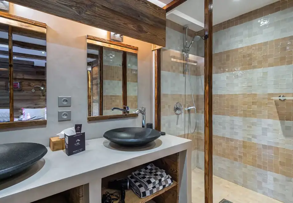 Le Chalet Martine, St Martin de Belleville (catered chalet) - Ensuite shower room