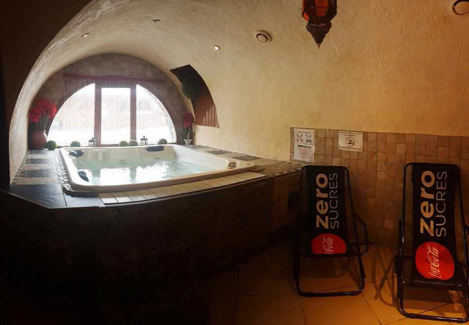 Bellecote, Montchavin (Hotel) - Hot tub in spa area