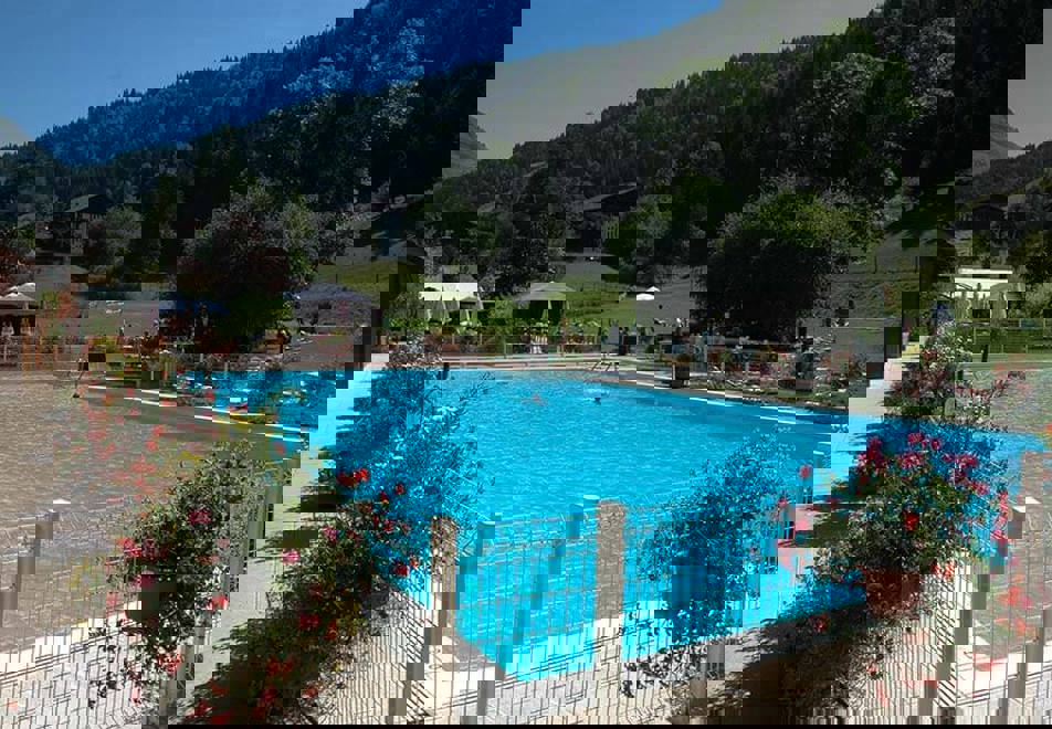 Le Cret, Morzine (hotel) - Outdoor pool