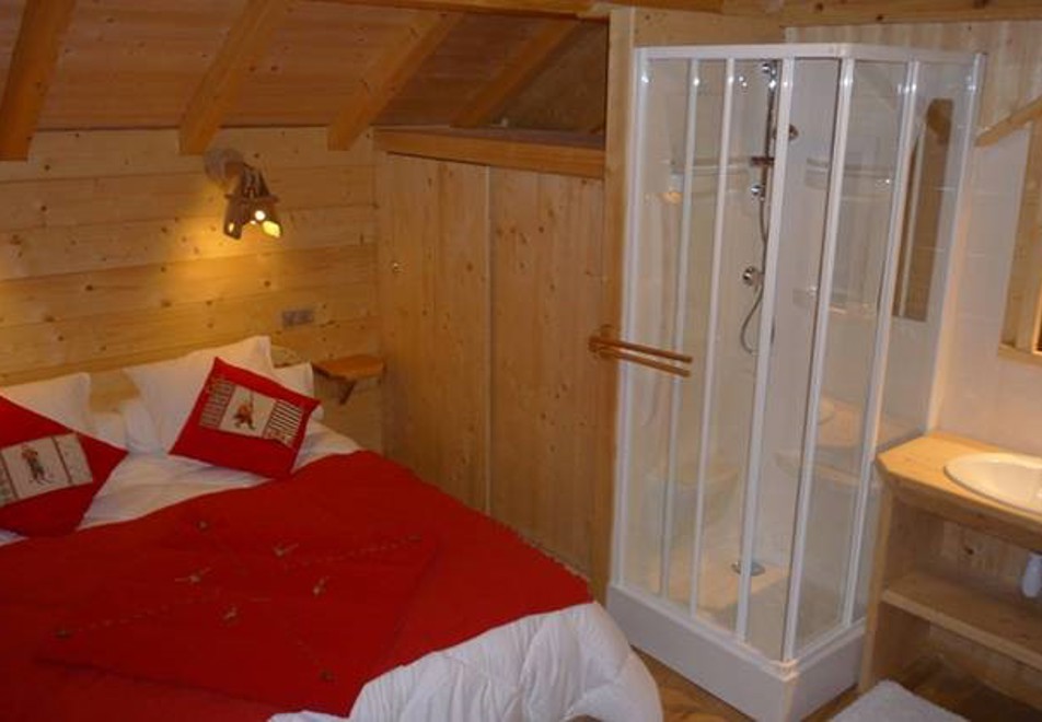Chalet Garden, La Toussuire (self catered chalet) - Double bedroom with shower and sink