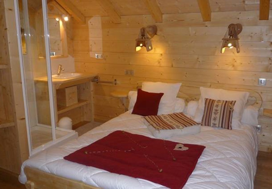 Chalet Garden, La Toussuire (self catered chalet) - Double bedroom with shower and sink