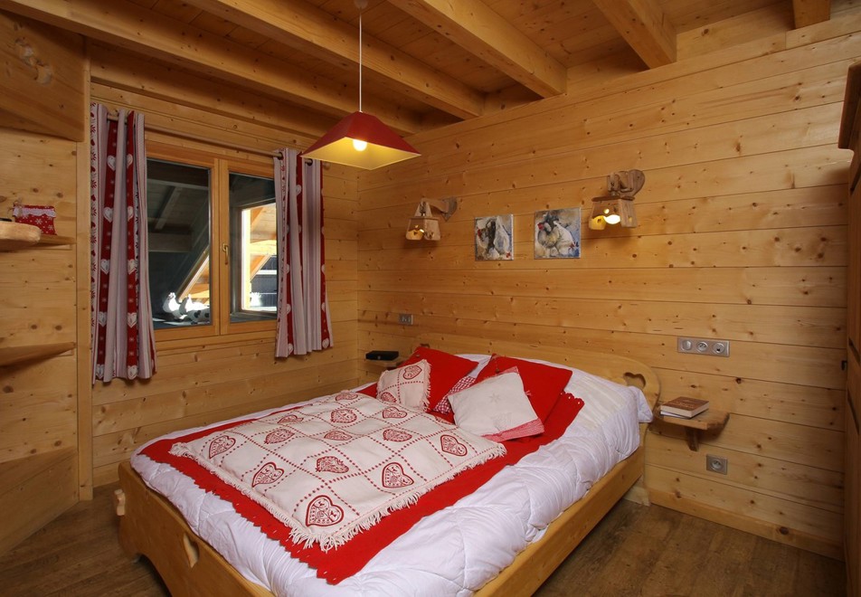 Chalet Garden, La Toussuire (self catered chalet) - Double bedroom