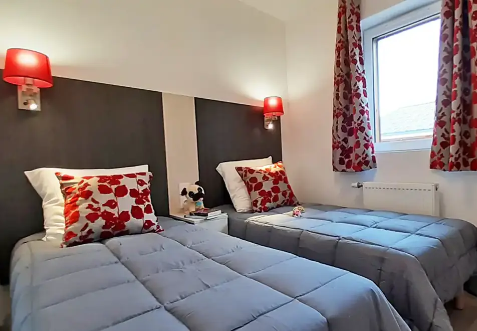 Chalet des Pistes, Combloux (self catered apartments) - Twin bedroom