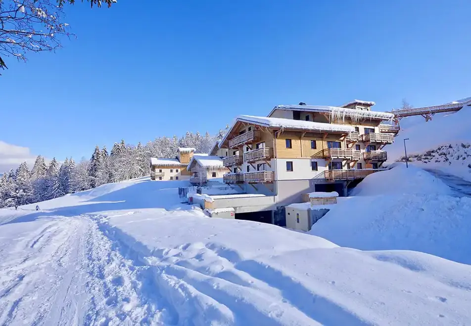 Chalet des Pistes, Combloux (self catered apartments) - Slope access