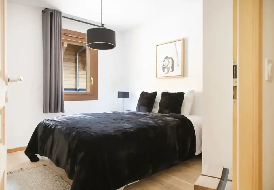 Les 3 Sophies, Morzine (Self Catered Apartments) - Typical double bedroom