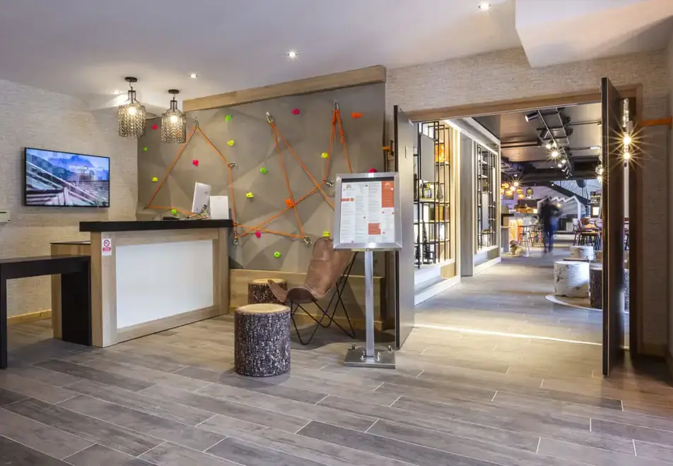 Base Camp Lodge, Bourg St Maurice (Hotel) - Reception