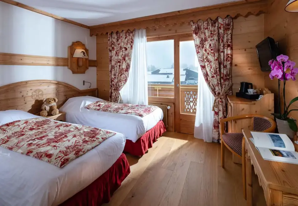 Neige et Roc, Samoens (hotel & apartments) - Hotel bedroom