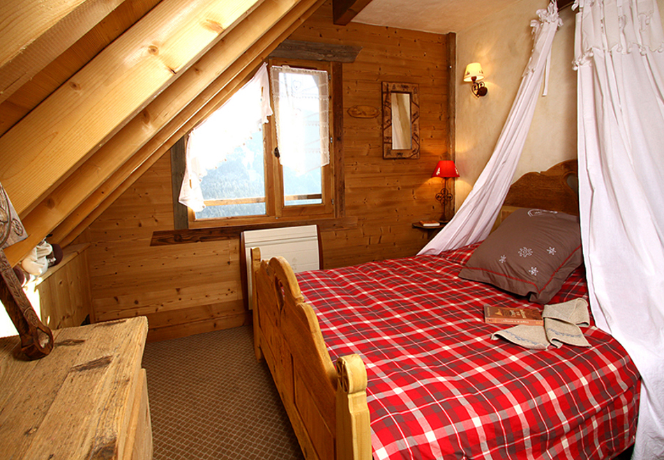 Le Grenier, Vaujany (self catered apartment) - Double bedroom
