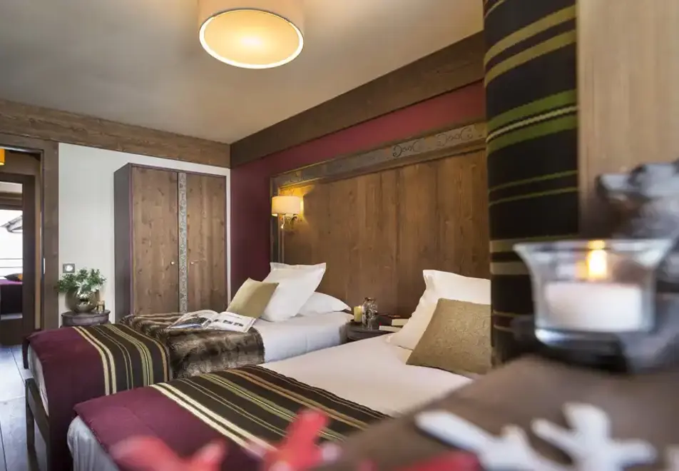 Le Hameau du Kashmir, Val Thorens (self catered hotel & apartments) - Typical suite famille style (©Studio Bergoend)