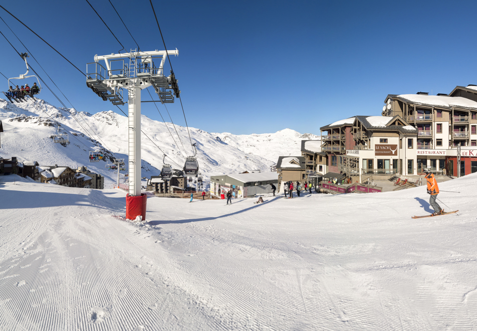 Le Hameau du Kashmir, Val Thorens (self catered hotel & apartments) - Easy slope access (©Studio Bergoend)