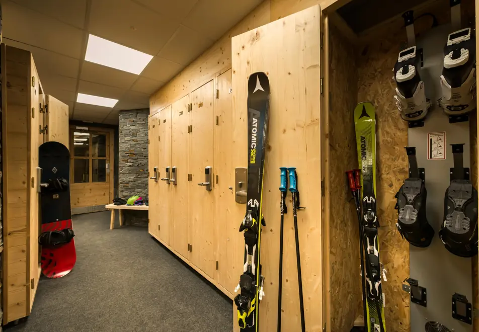 Chalet Altitude, Val Thorens (self catered apartments) - Ski lockers