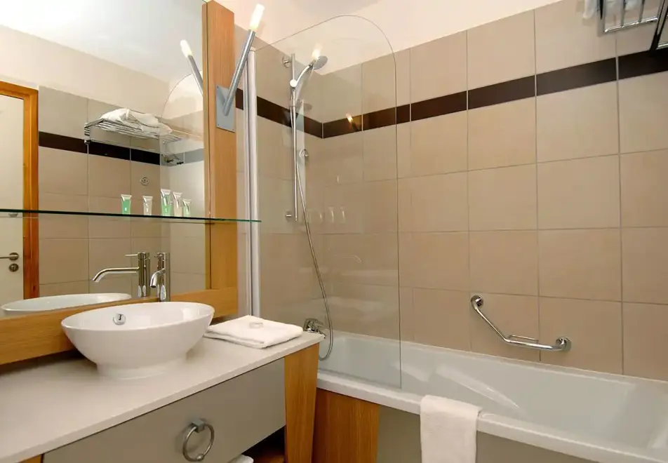 Residence Edenarc, Arc 1800 (self catered apartments) - Typical bathroom