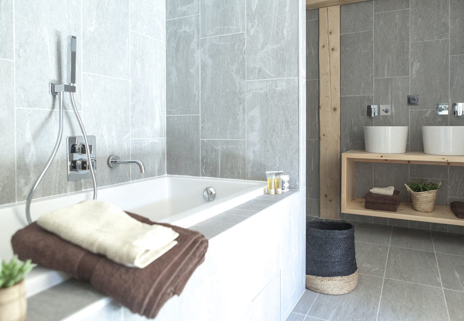 Chalet Cascade, Arc 2000 (self catered chalet) - Bathroom
