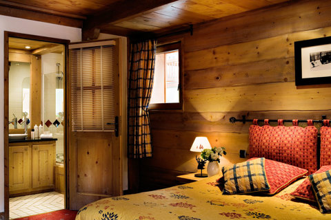 Le Nevada, Tignes Val Claret (self catered apartments) - Double Bedroom with ensuite