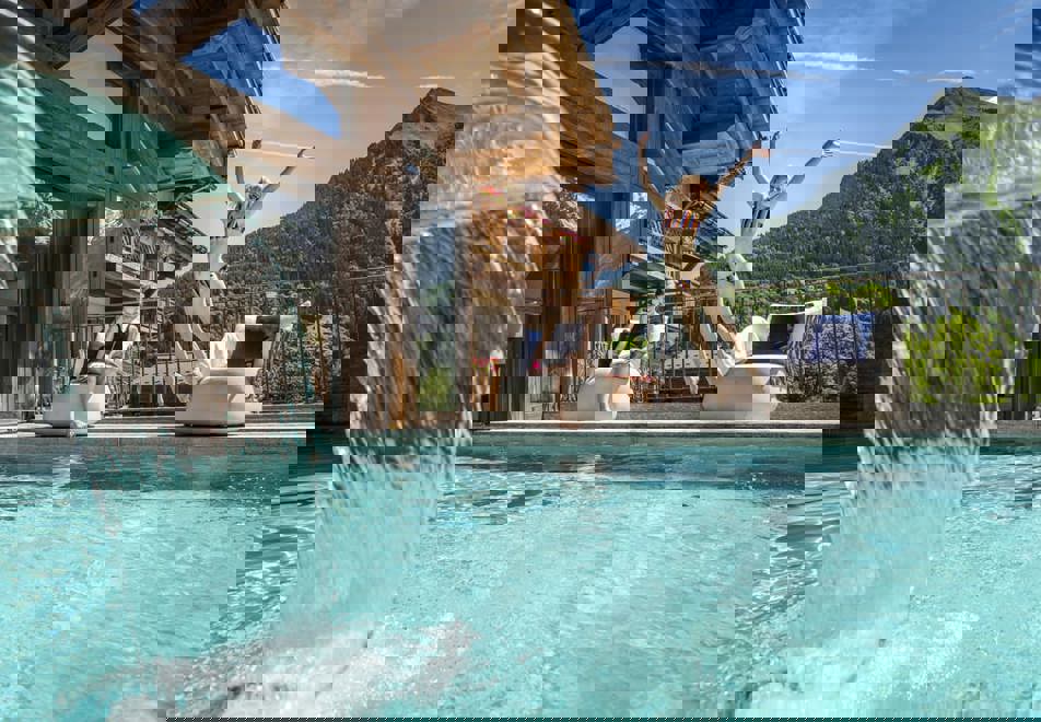 Hotel Armancette, St Nicolas de Veroce (hotel) - Indoor/outdoor pool