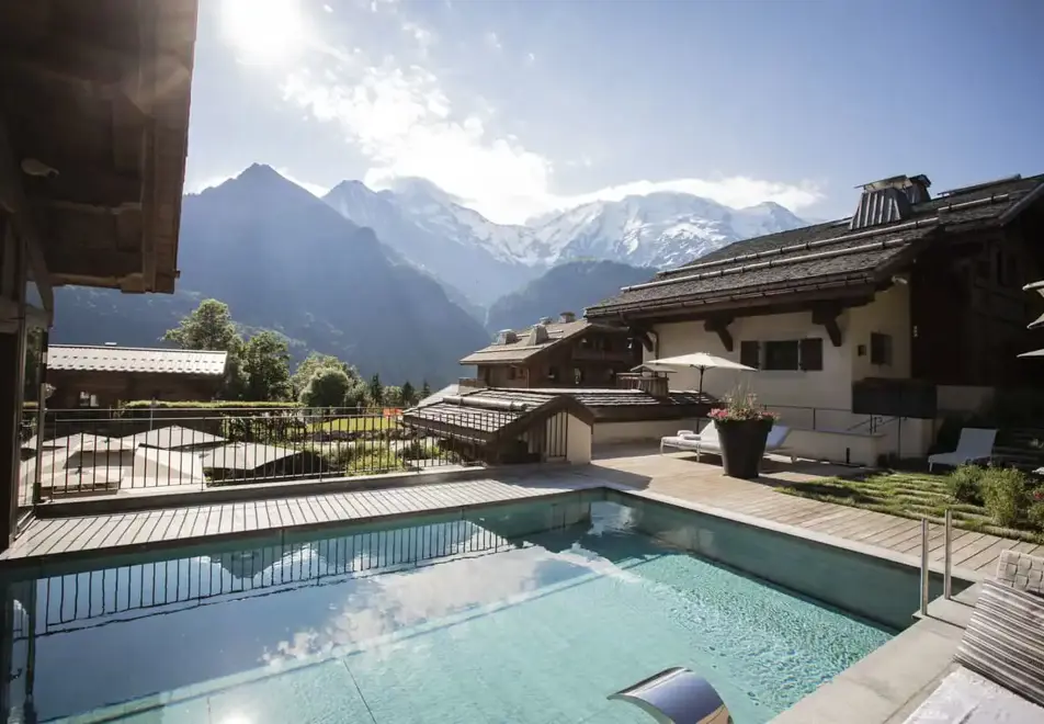 Hotel Armancette, St Nicolas de Veroce (hotel) - Indoor/outdoor pool (©Elise Morgan)