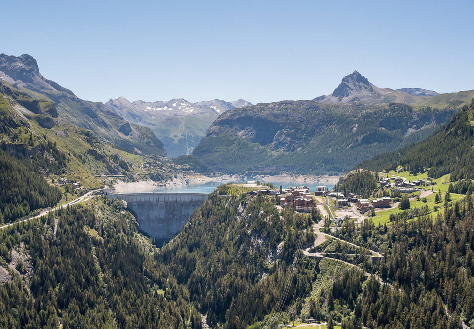 Tignes in Summer - Tignes dam at Tignes 1800 (©Andy Parant)