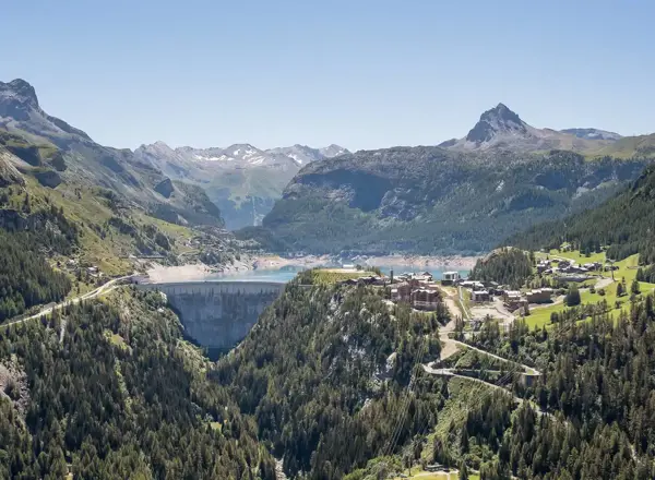 Tignes in Summer - Tignes dam at Tignes 1800 (©Andy Parant)