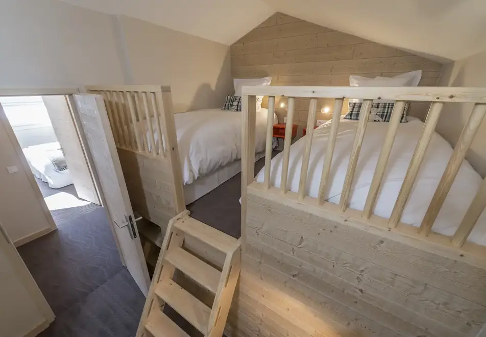 Chalets du Jardin Alpin, Val d'Isere (Espace Killy) - Twin Bedroom (5 bed 10/12)
