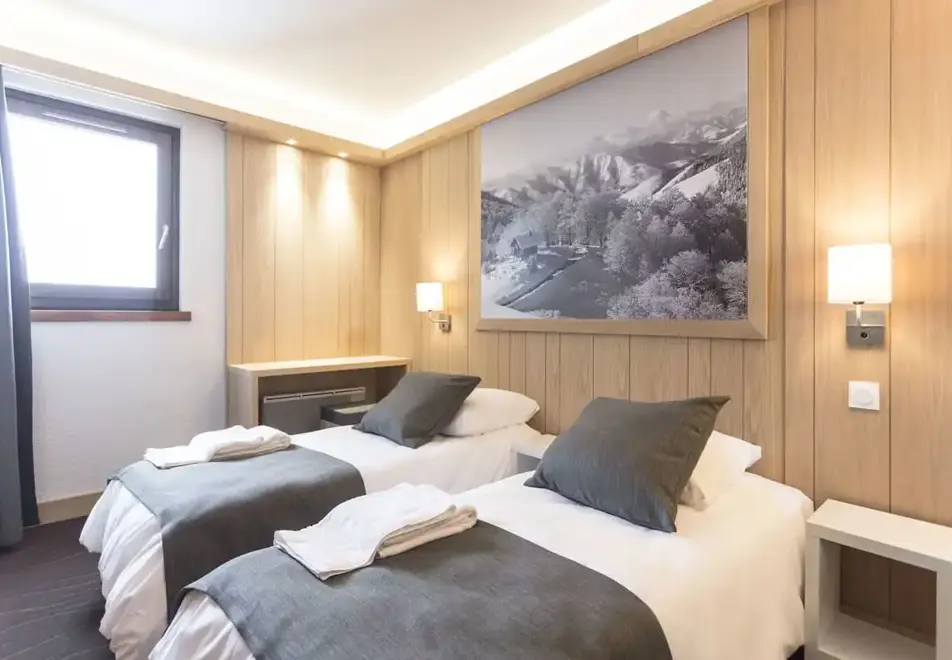 Les Arolles, Val Thorens (hotel) - Twin bedroom