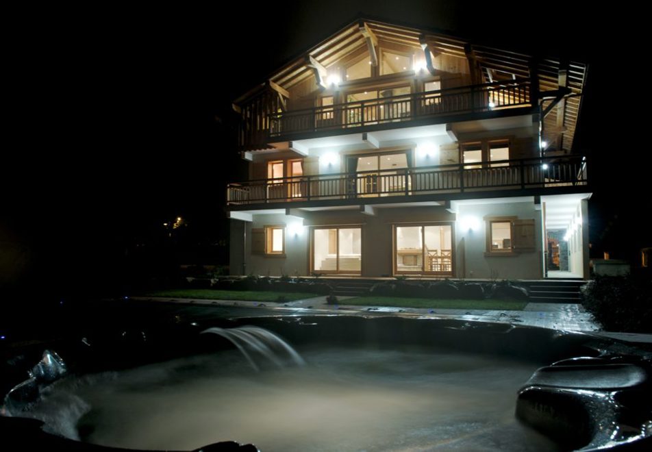 Rose, Samoens (self catered apartments) - Outdoor hot tub (winter only)
