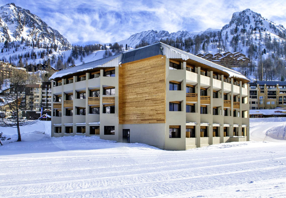 New Chastillon, Isola 2000 (self catered apartments) - Pool