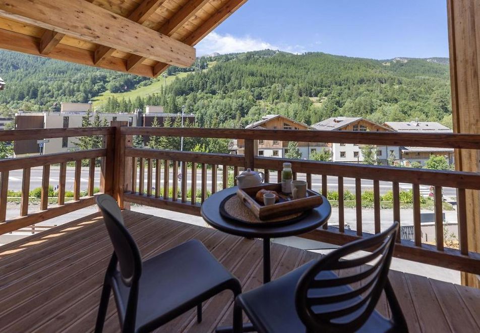 Cristal Lodge, Serre Chevalier (self catered apartments) - Typical balcony style