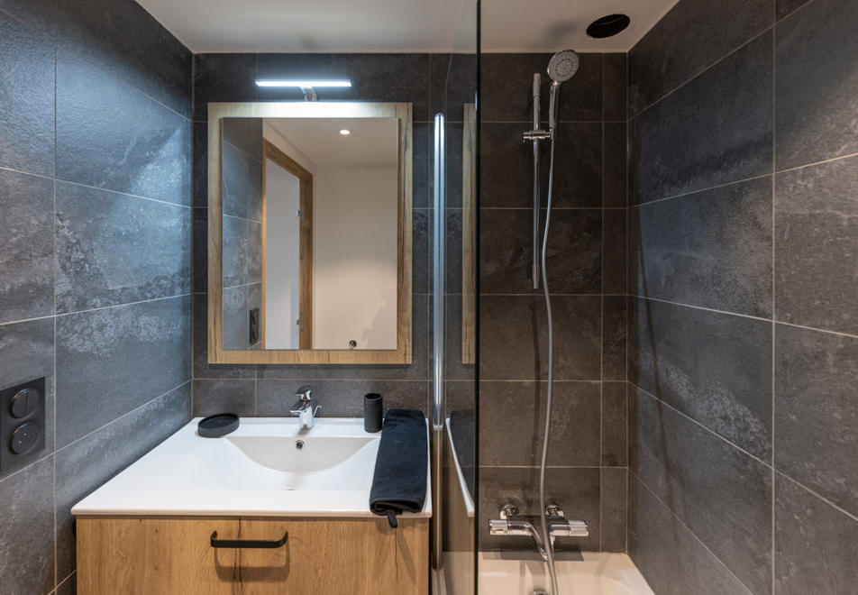 Cristal Lodge, Serre Chevalier (self catered apartments) - Typical bathroom style