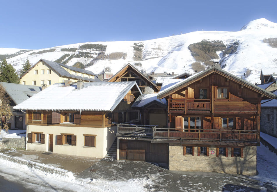Chalet Alec, Les Deux Alpes (self catered chalet) - Alec on left (Chartes on right)