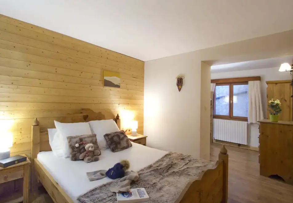 Chalet Alexandre, Les Deux Alpes (self catered chalet) - Double bedroom