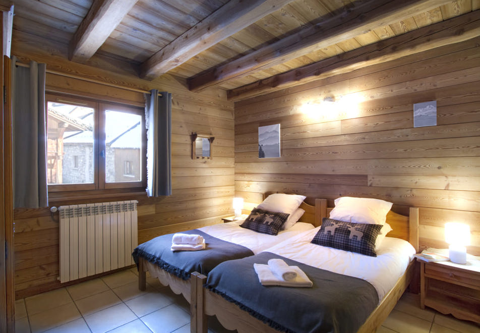 Chalet Chartes, Les Deux Alpes (self catered chalet) - Twin bedroom